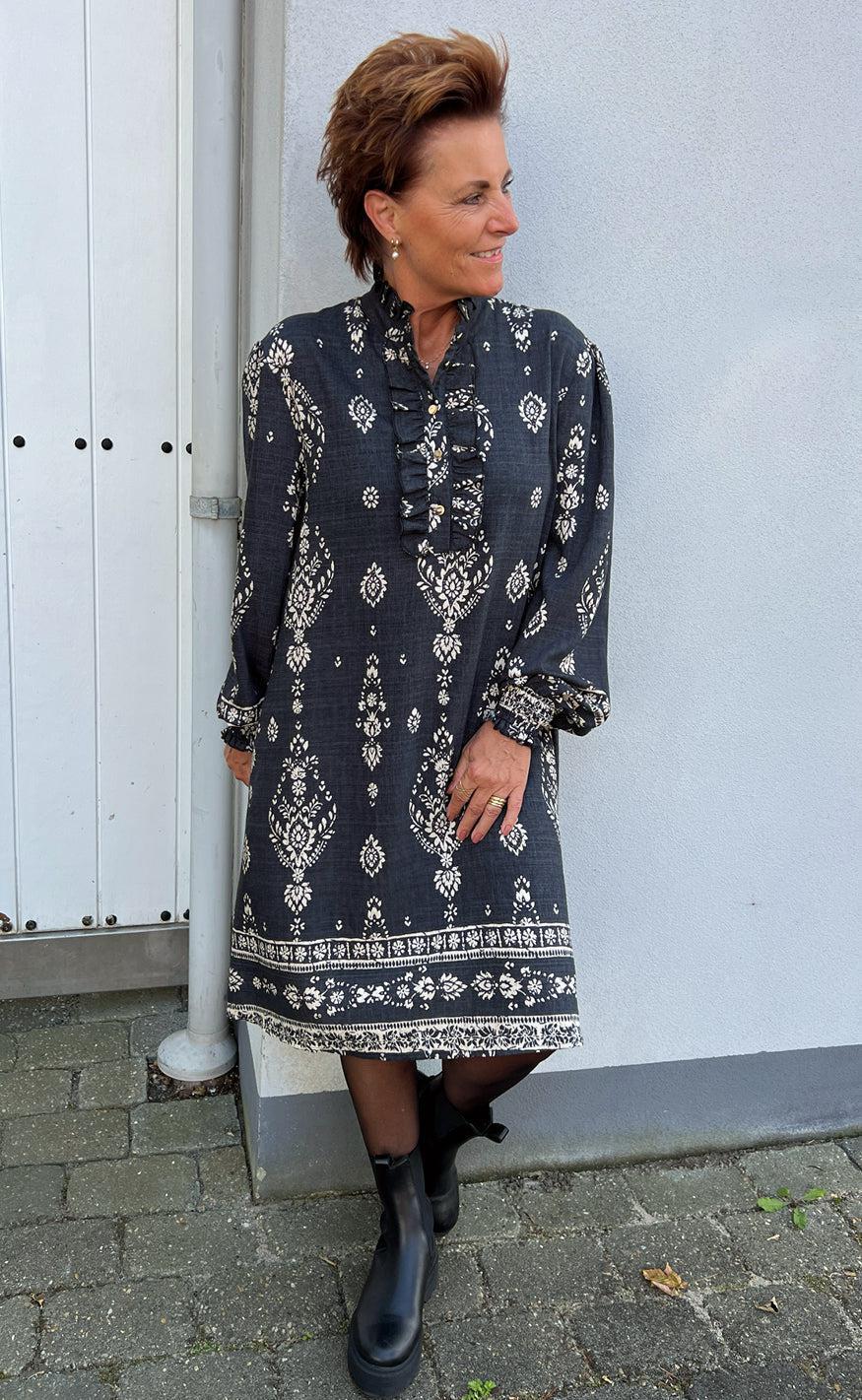 Say INA Copenhagen Kjole - Paulina - Antracit W. Paisley Hot på udsalg