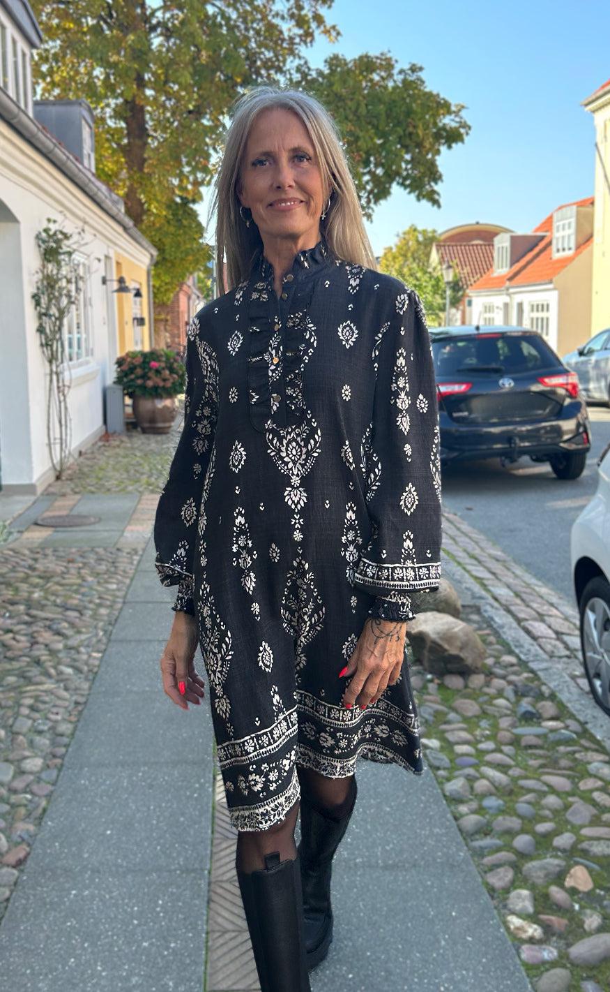 Say INA Copenhagen Kjole - Paulina - Antracit W. Paisley Hot på udsalg