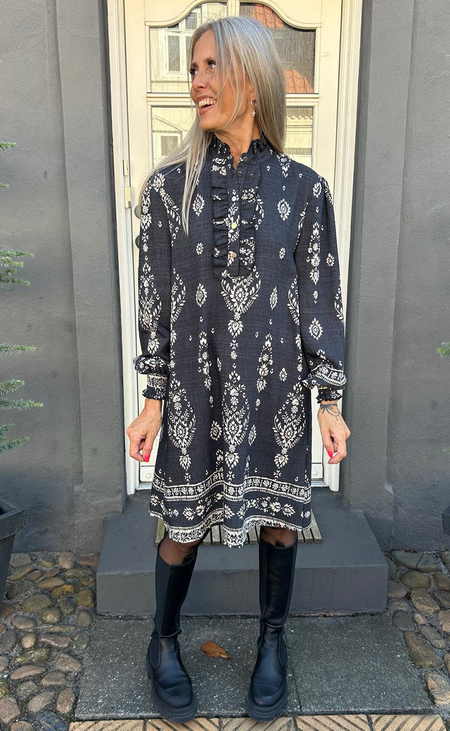 Say INA Copenhagen Kjole - Paulina - Antracit W. Paisley Hot på udsalg