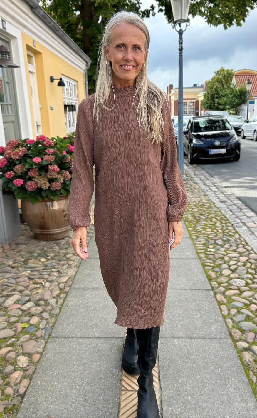 Say INA Copenhagen Kjole - Pernille Plisse - Brown på udsalg