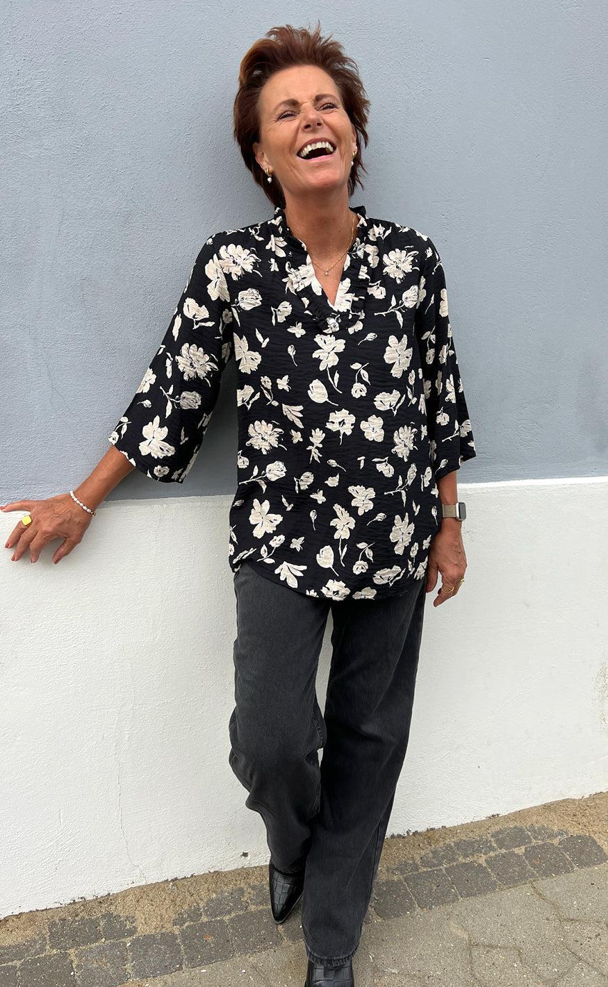Say INA Copenhagen Bluse - Datia - Black W. Beige Flowers