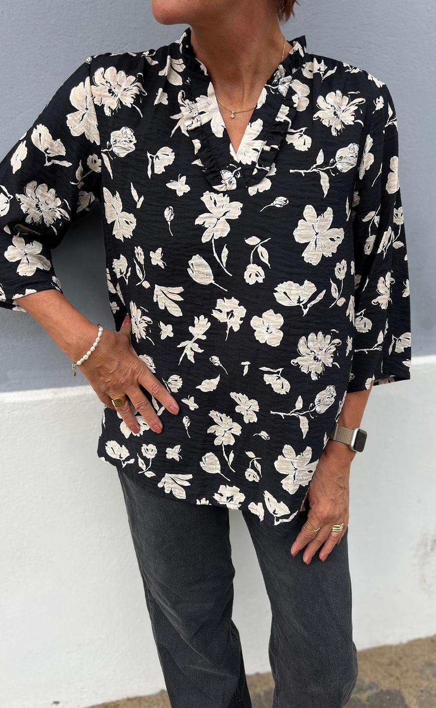 Say INA Copenhagen Bluse - Datia - Black W. Beige Flowers