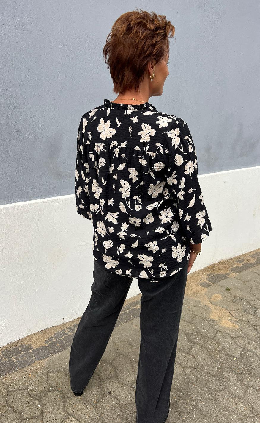 Say INA Copenhagen Bluse - Datia - Black W. Beige Flowers
