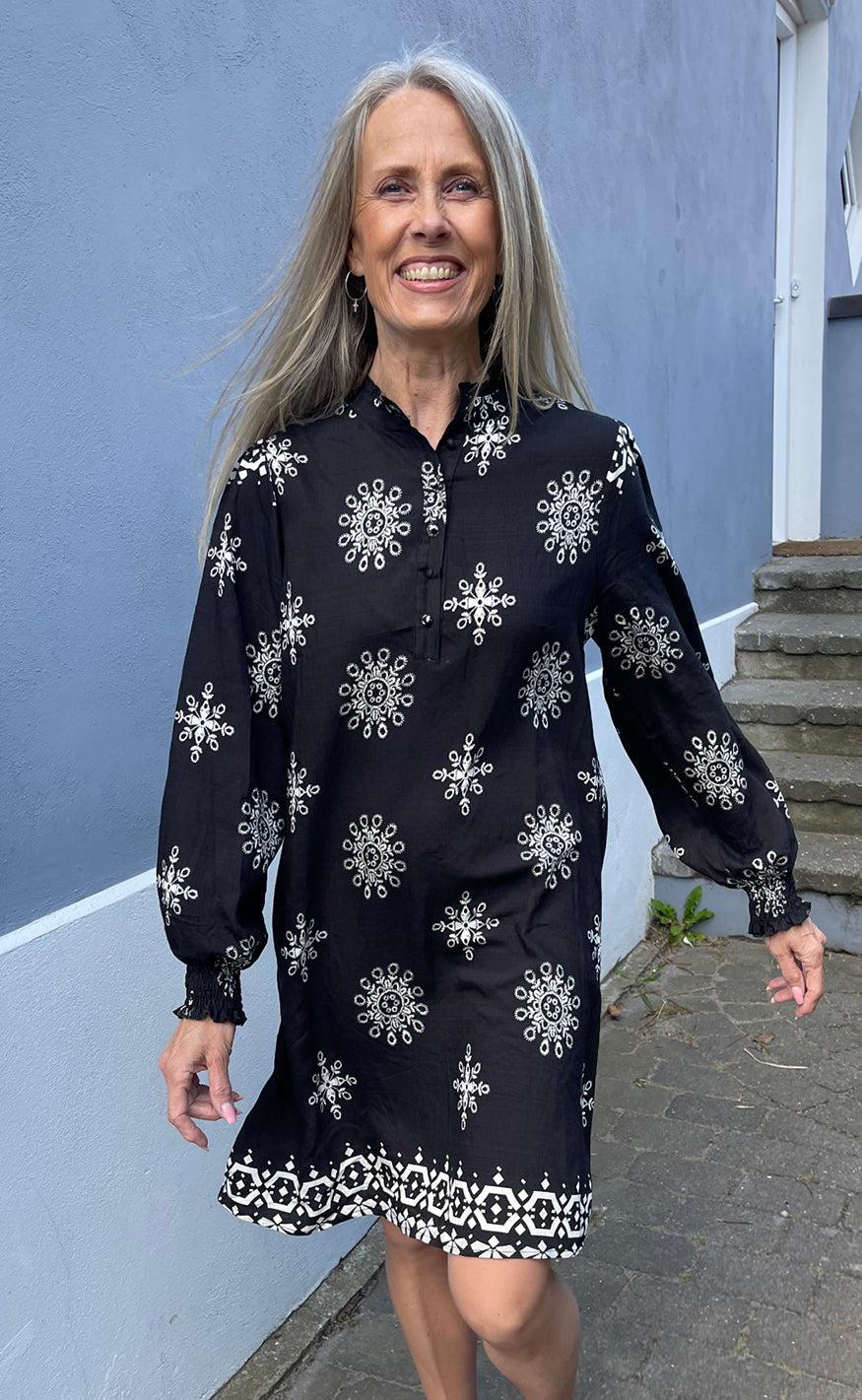 Say INA Copenhagen Kjole - Augusta - Black W. White