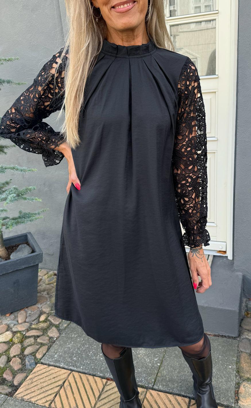 Say INA Copenhagen Kjole - Hazel Lace - Black