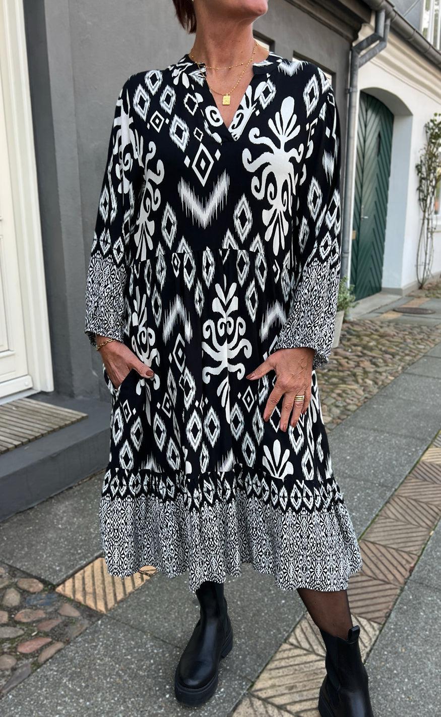 Say INA Copenhagen Kjole - Olinda - White / Black Paisley