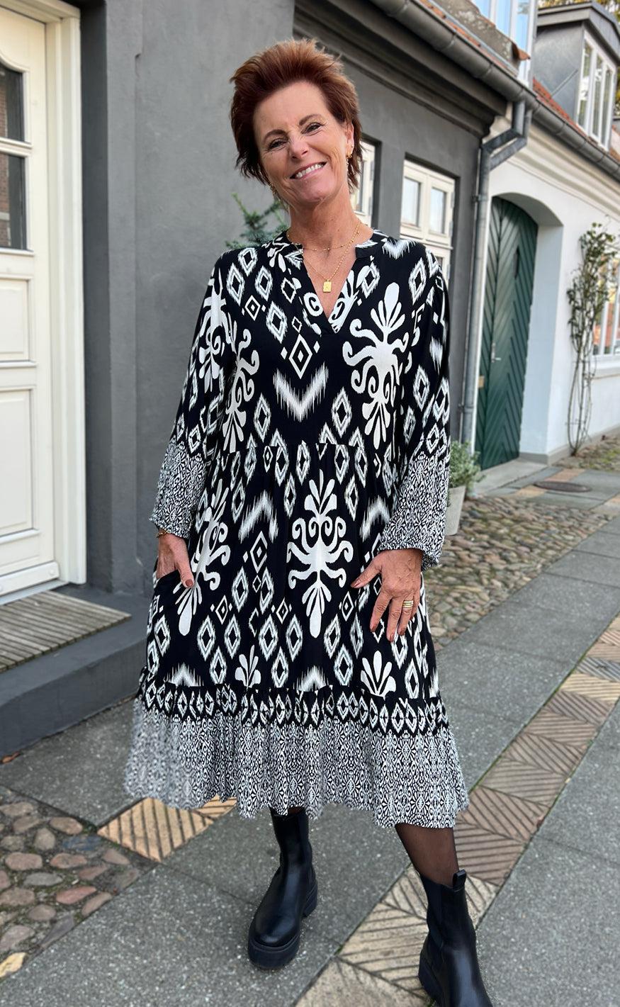 Say INA Copenhagen Kjole - Olinda - White / Black Paisley