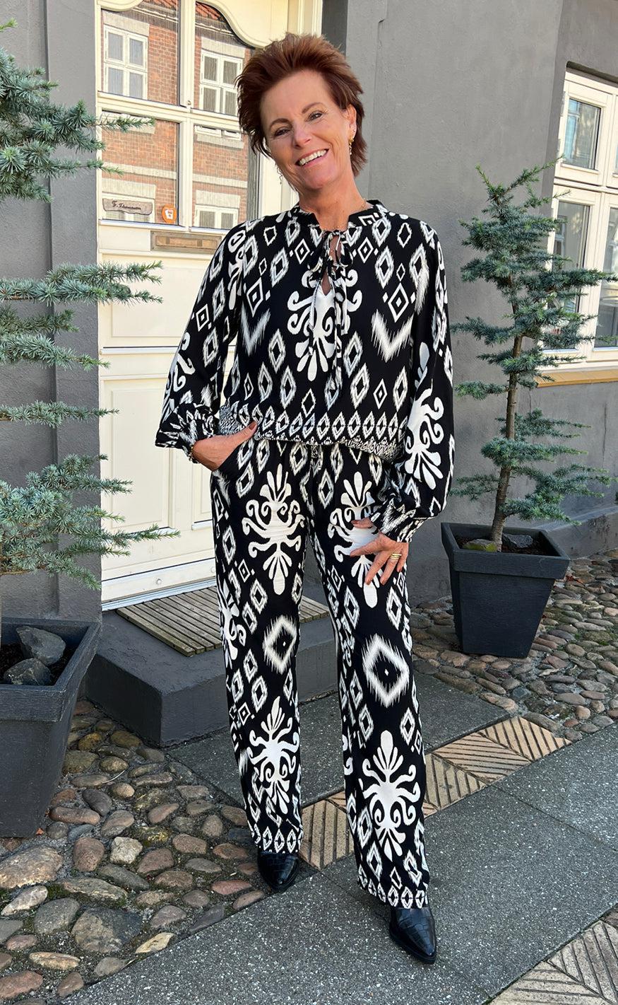 Say INA Copenhagen Bukser - Tora - Black/White Paisley