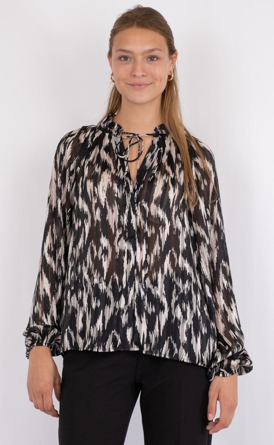 Neo Noir Blouse - Cobie Cheer Vibe - Black