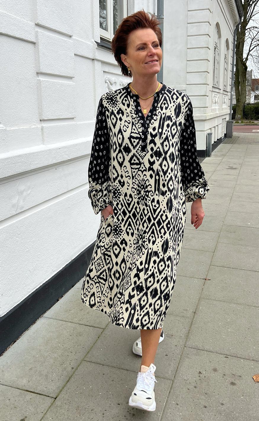Say INA Copenhagen Kjole - Helena - Black / Off White Mode