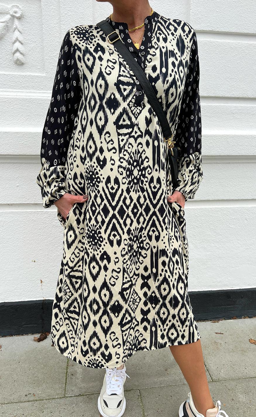 Say INA Copenhagen Kjole - Helena - Black / Off White Mode