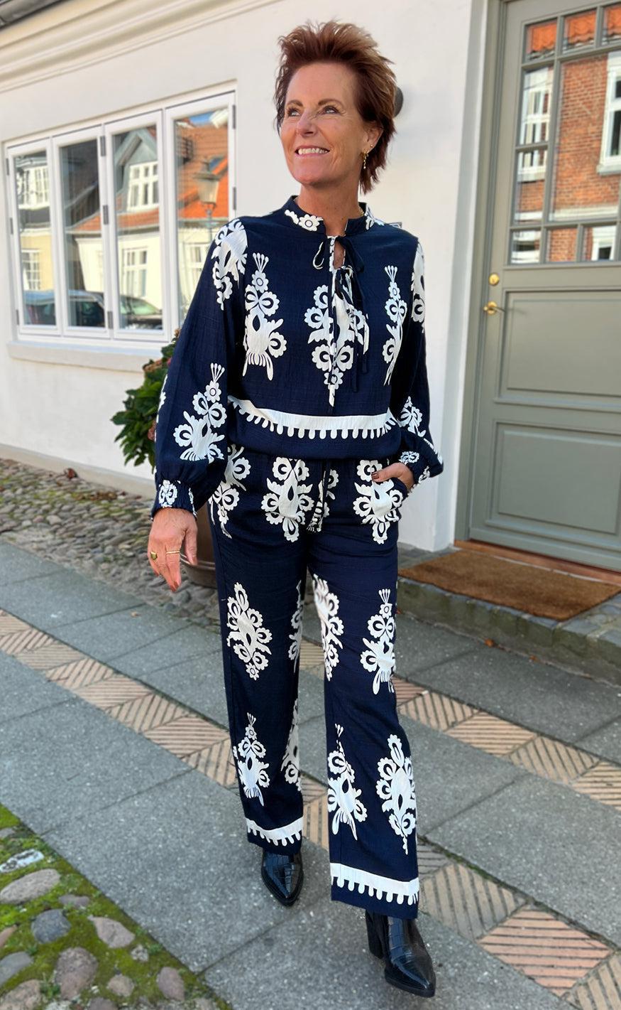 Say INA Copenhagen Bukser - Tora - Navy Blue Paisley