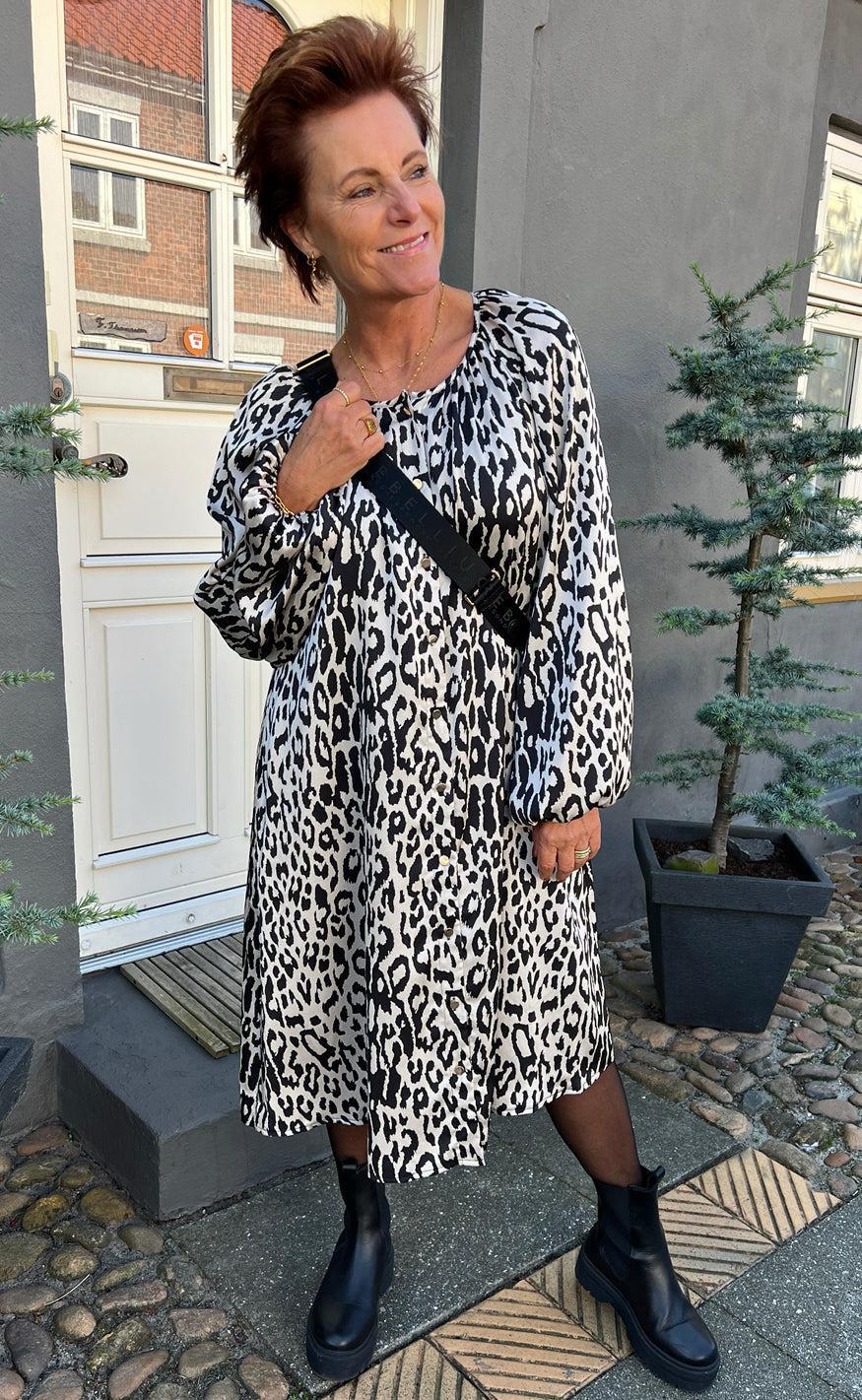 Say INA Copenhagen Kjole - Zanna - White / Black Leopard