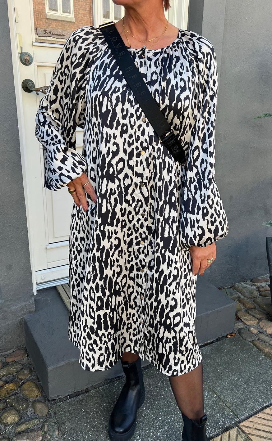 Say INA Copenhagen Kjole - Zanna - White / Black Leopard