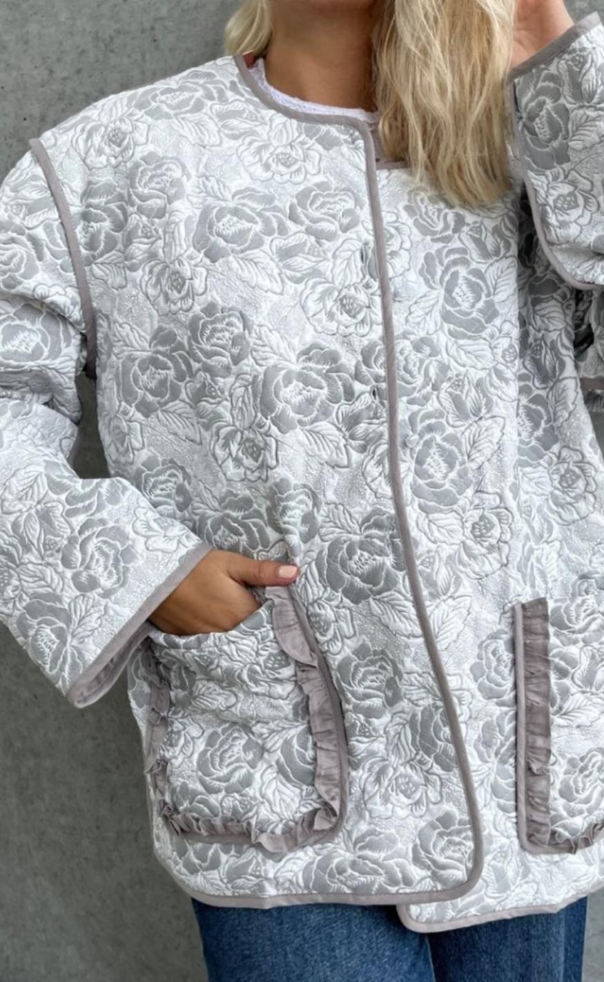 Stories From The Atelier Jakke - For Keep - Grey Rabat