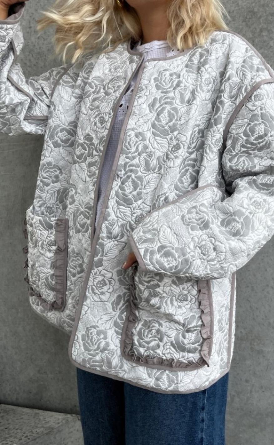 Stories From The Atelier Jakke - For Keep - Grey Rabat