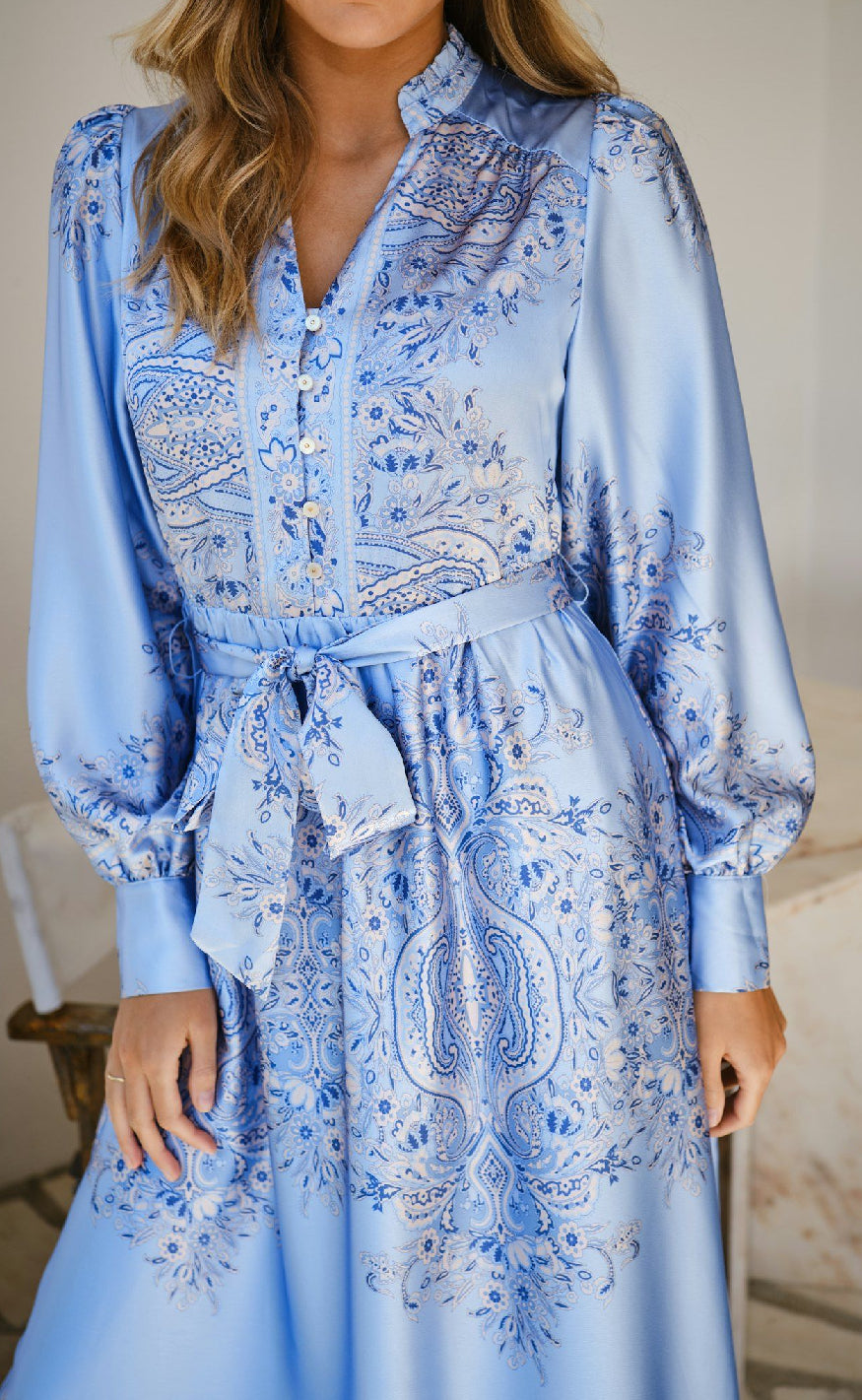 Neo Noir Kjole - Nova Paisley Border - Light Blue