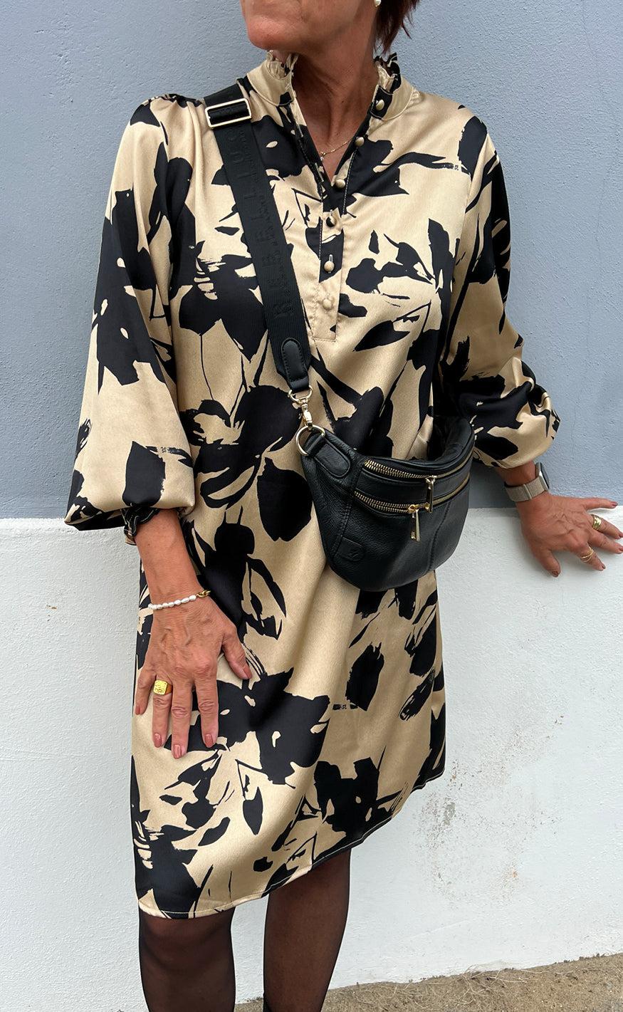 Say INA Copenhagen Kjole - Augusta - Camel / Black Flower