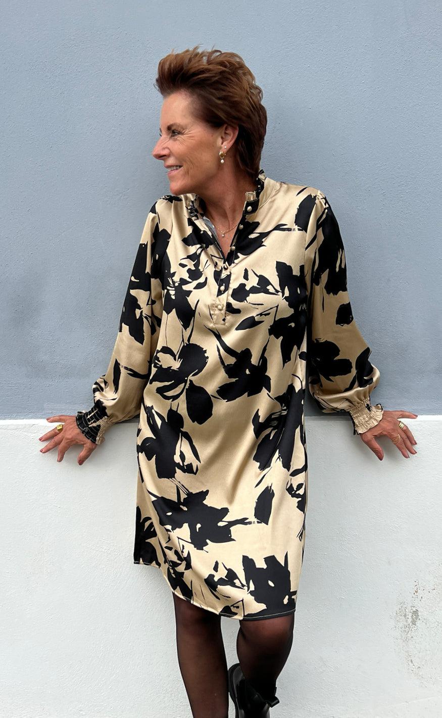 Say INA Copenhagen Kjole - Augusta - Camel / Black Flower