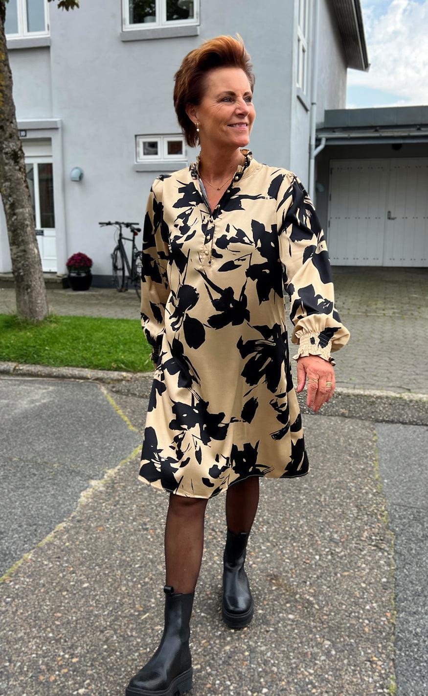 Say INA Copenhagen Kjole - Augusta - Camel / Black Flower