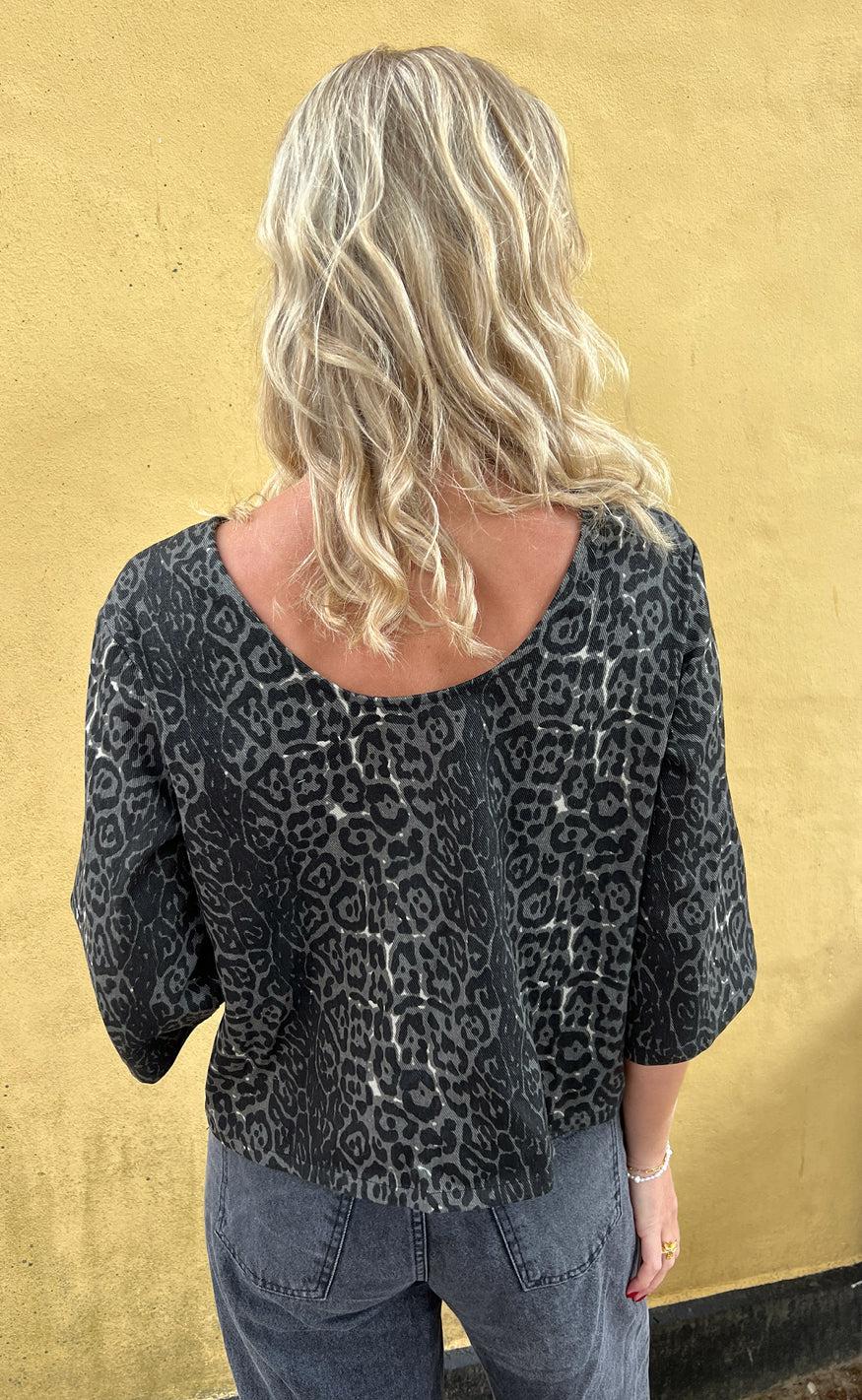 Say INA Copenhagen Bluse - Lara - Grey Leopard
