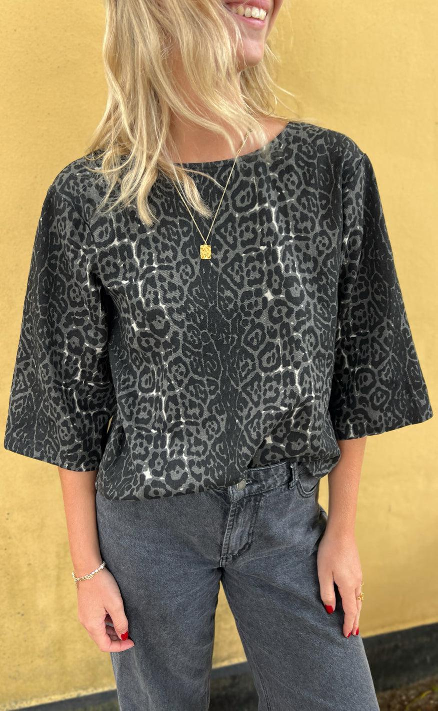 Say INA Copenhagen Bluse - Lara - Grey Leopard