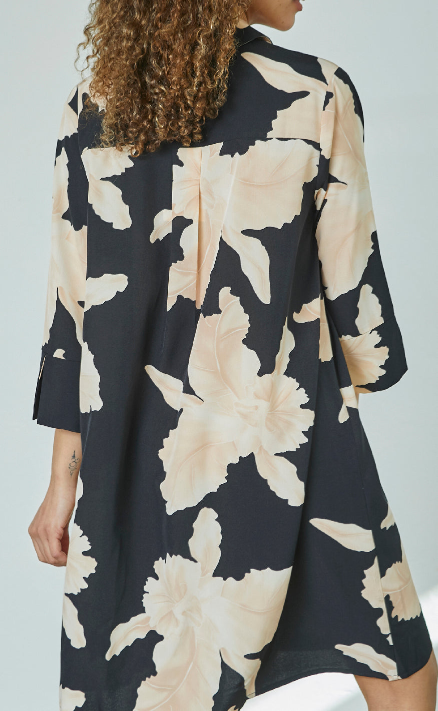 Love & Divine Kjole - Love441-36 - Black/Flower Levere