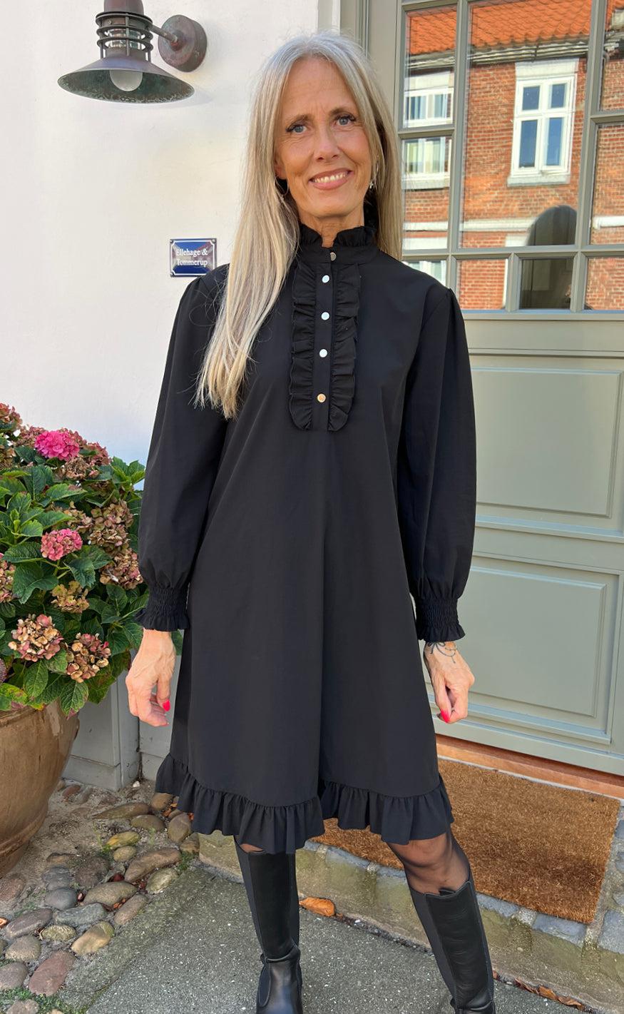 Say INA Copenhagen Kjole - Pia - Black W. Gold Buttons Mode