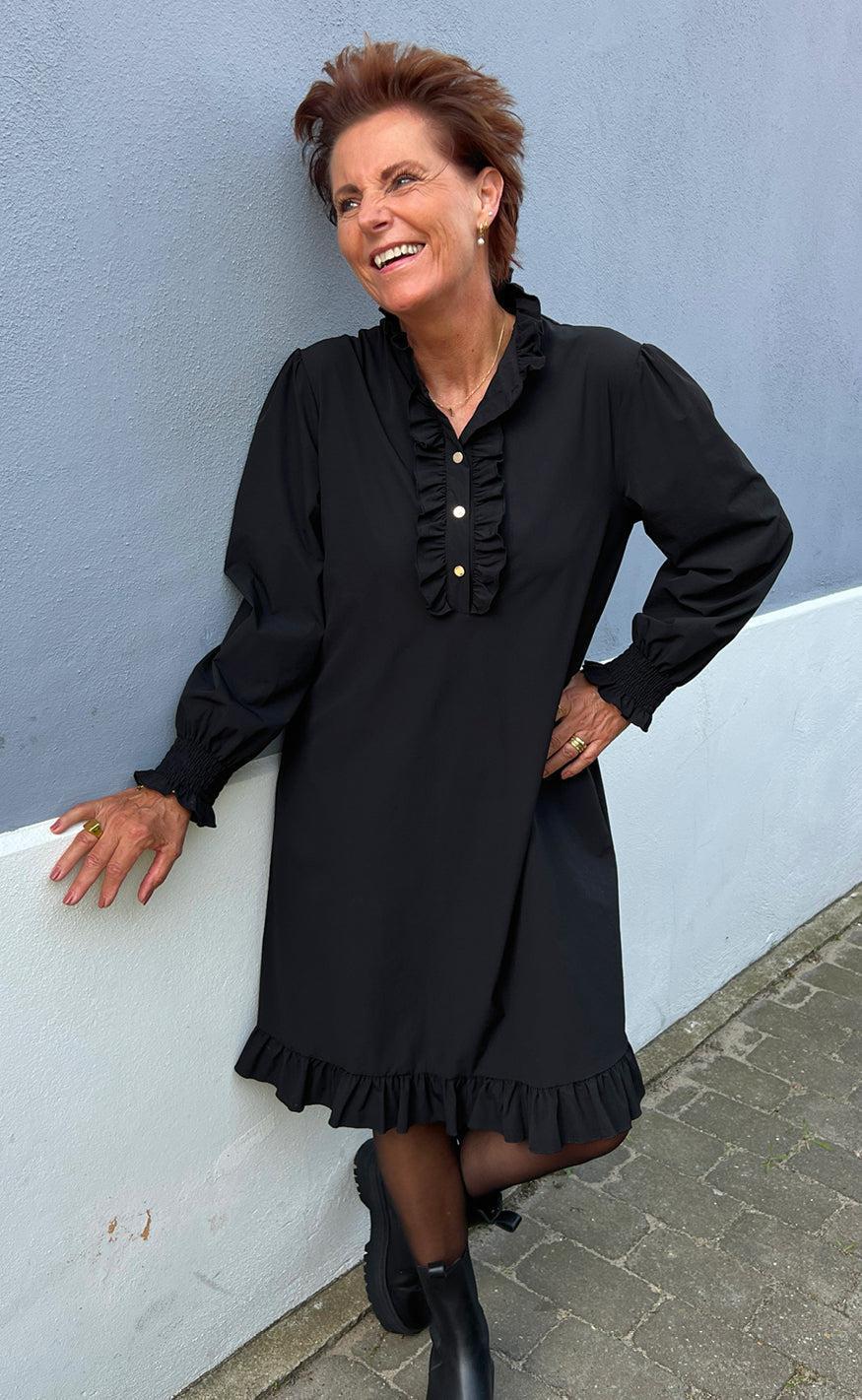 Say INA Copenhagen Kjole - Pia - Black W. Gold Buttons Mode