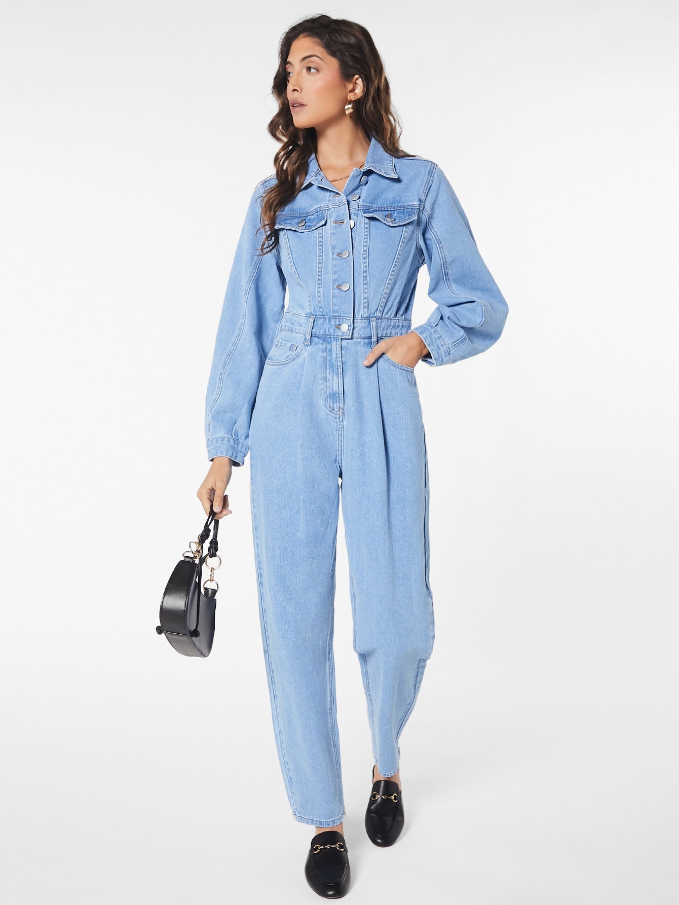 Blues jumpsuit med klaplomme lavet af denim med knaplukning foran