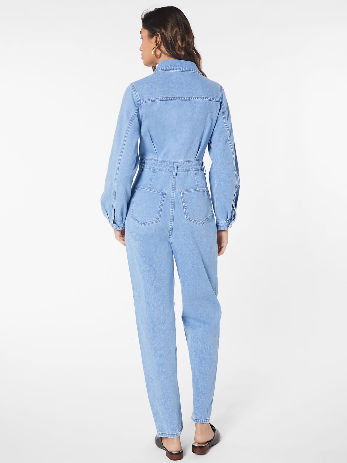 Blues jumpsuit med klaplomme lavet af denim med knaplukning foran