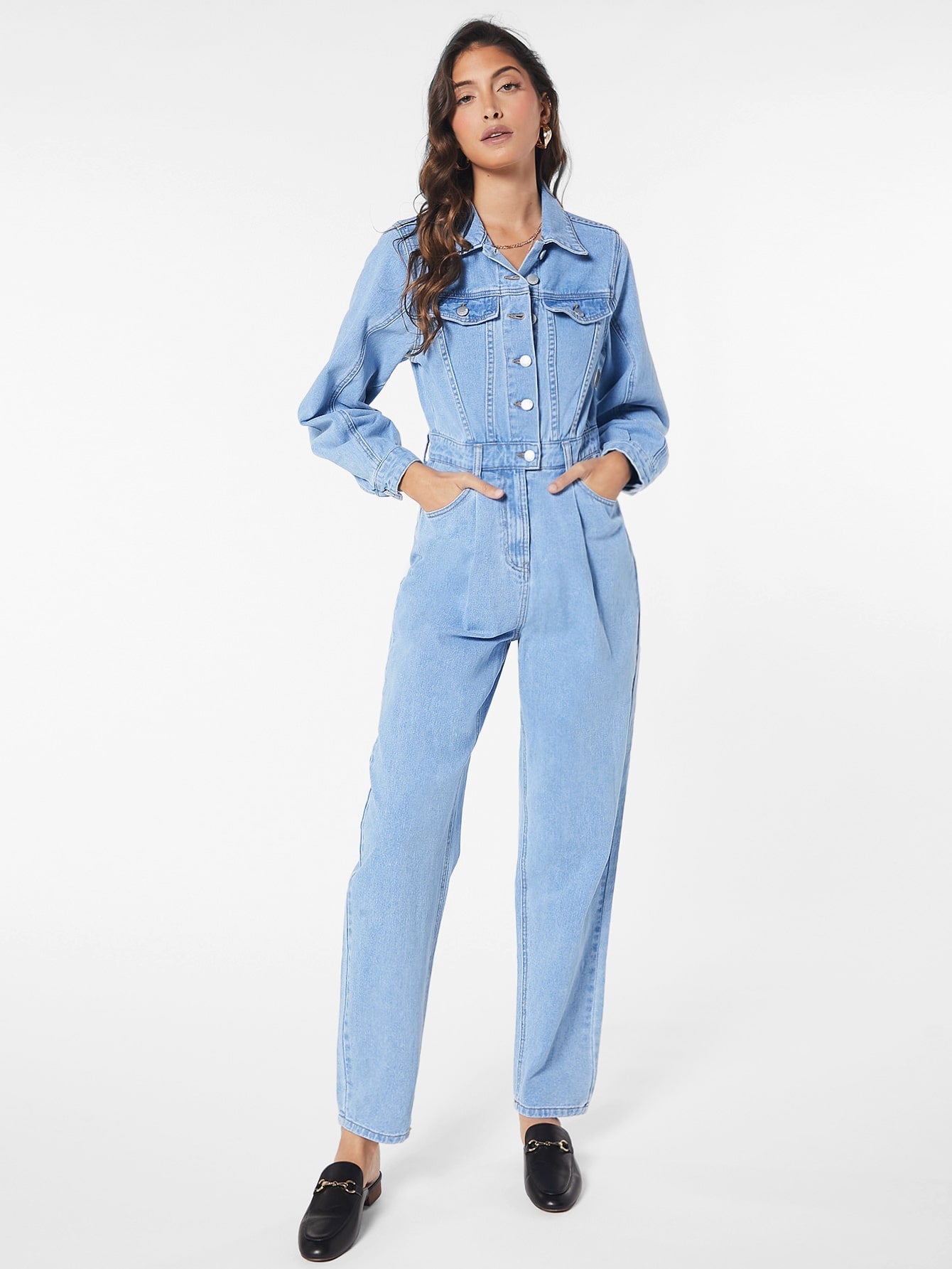Blues jumpsuit med klaplomme lavet af denim med knaplukning foran