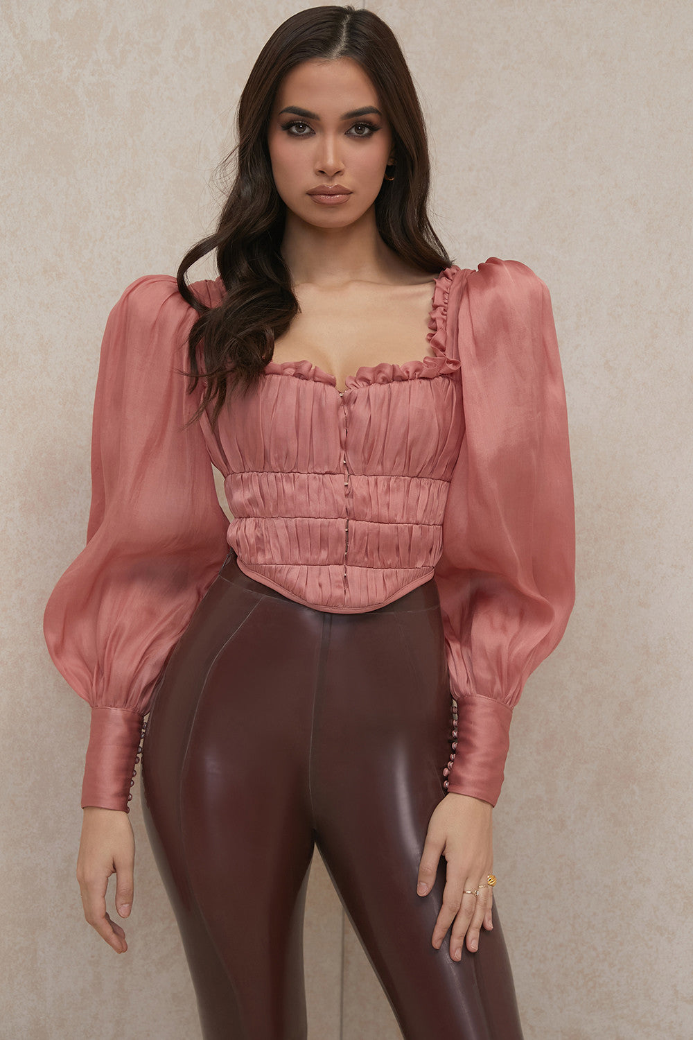Rouge organza korset med flæser