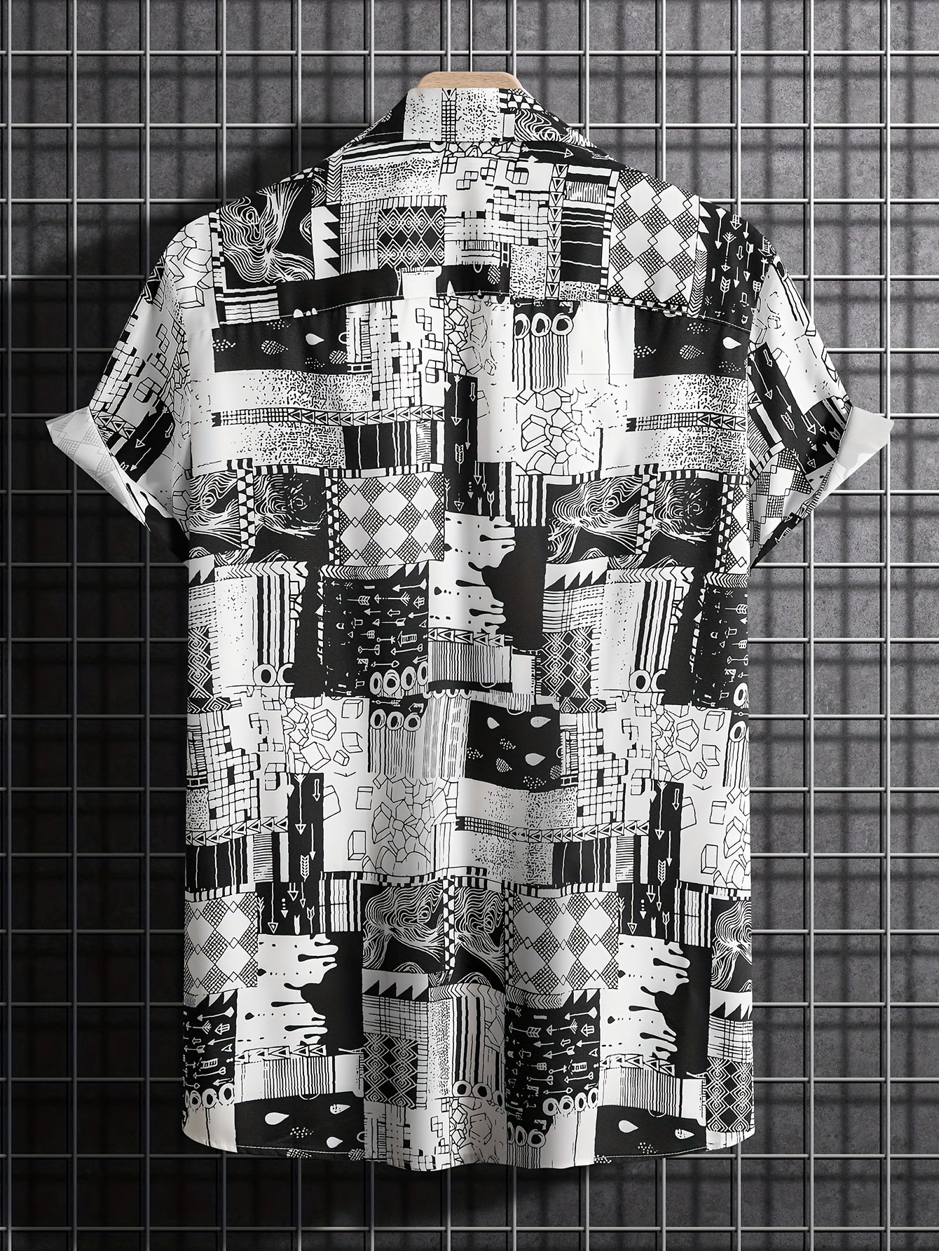 Casual sort skjorte med korte ærmer og forskellige designs