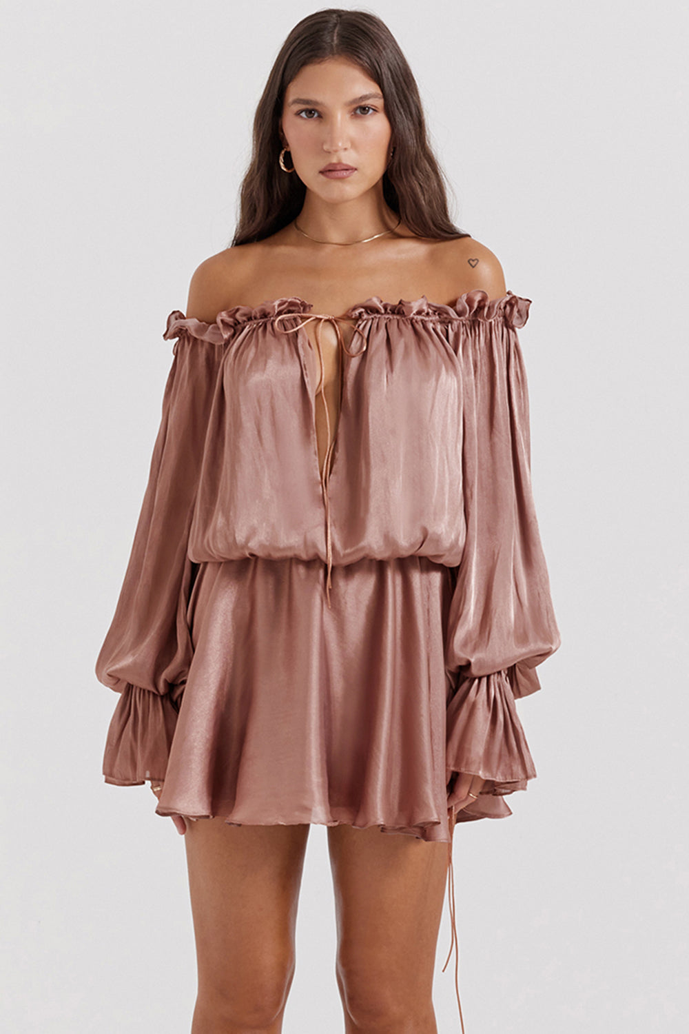 Off shoulder kjole med hasselnød