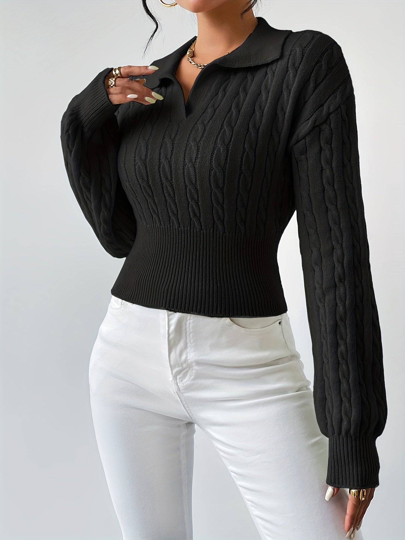 Strikket sweater med en snoet struktureret V-hals