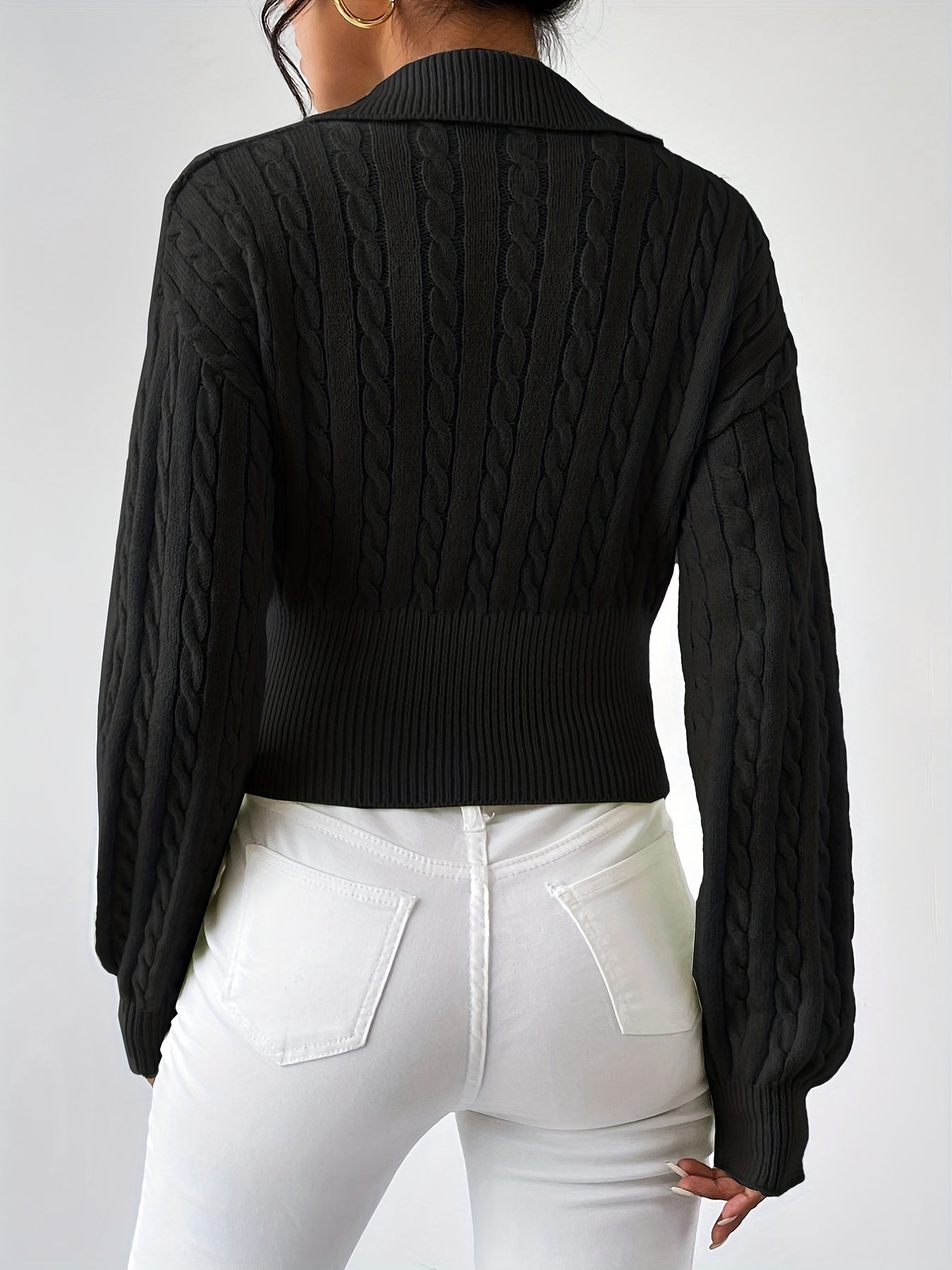 Strikket sweater med en snoet struktureret V-hals