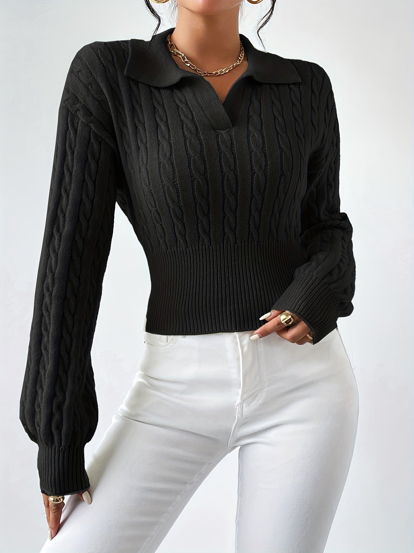 Strikket sweater med en snoet struktureret V-hals