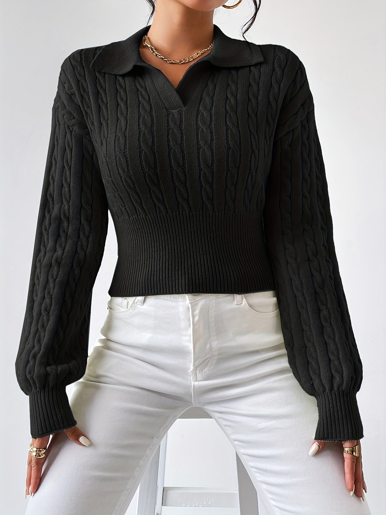 Strikket sweater med en snoet struktureret V-hals