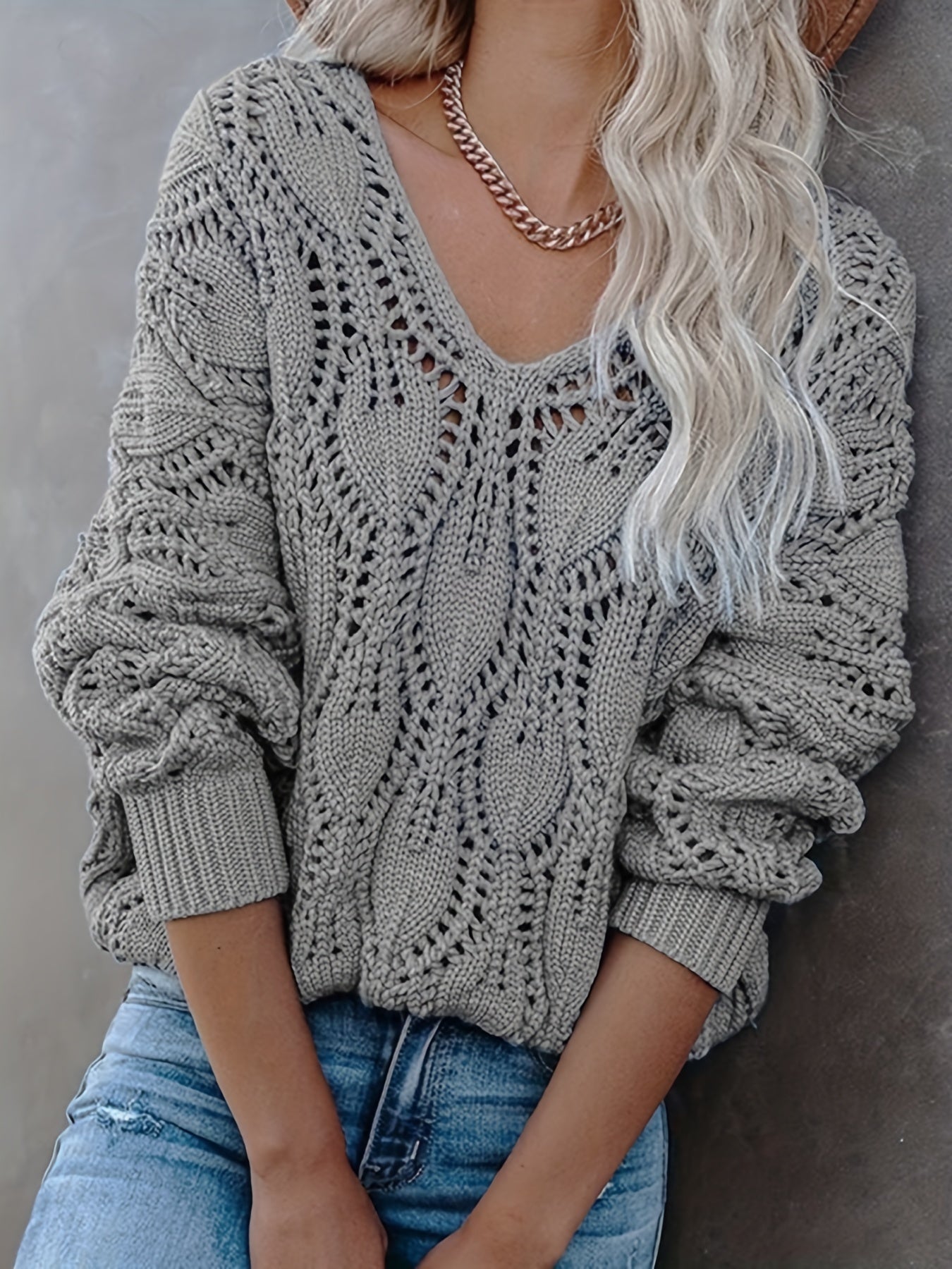 Sweater med V-udskæring og udskæring