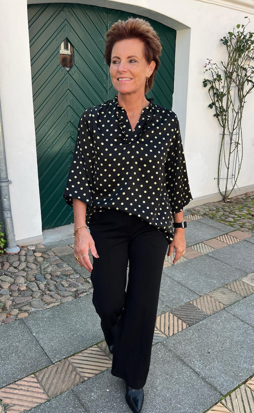 Say INA Copenhagen Bluse - Datia - Black W. Green Dots