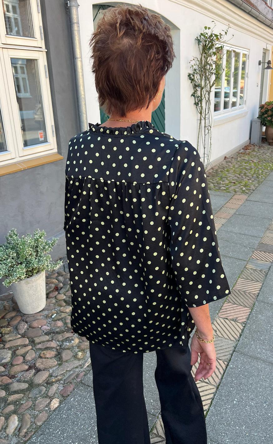 Say INA Copenhagen Bluse - Datia - Black W. Green Dots