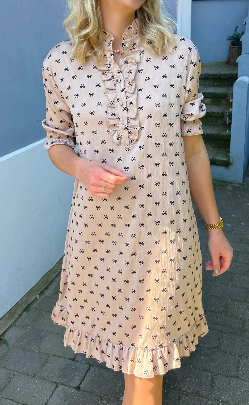 Say INA Copenhagen Kjole - Philine - Camel Bow
