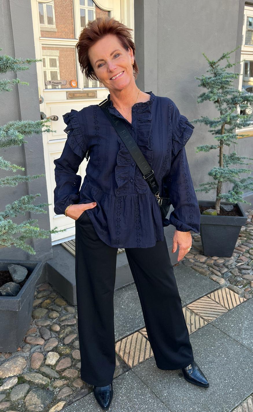 Say INA Copenhagen Bluse - Frida - Navy Blue Broderie Anglaise