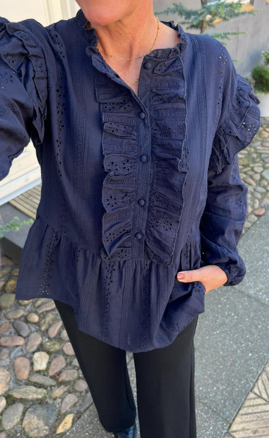 Say INA Copenhagen Bluse - Frida - Navy Blue Broderie Anglaise