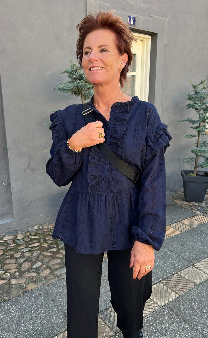 Say INA Copenhagen Bluse - Frida - Navy Blue Broderie Anglaise