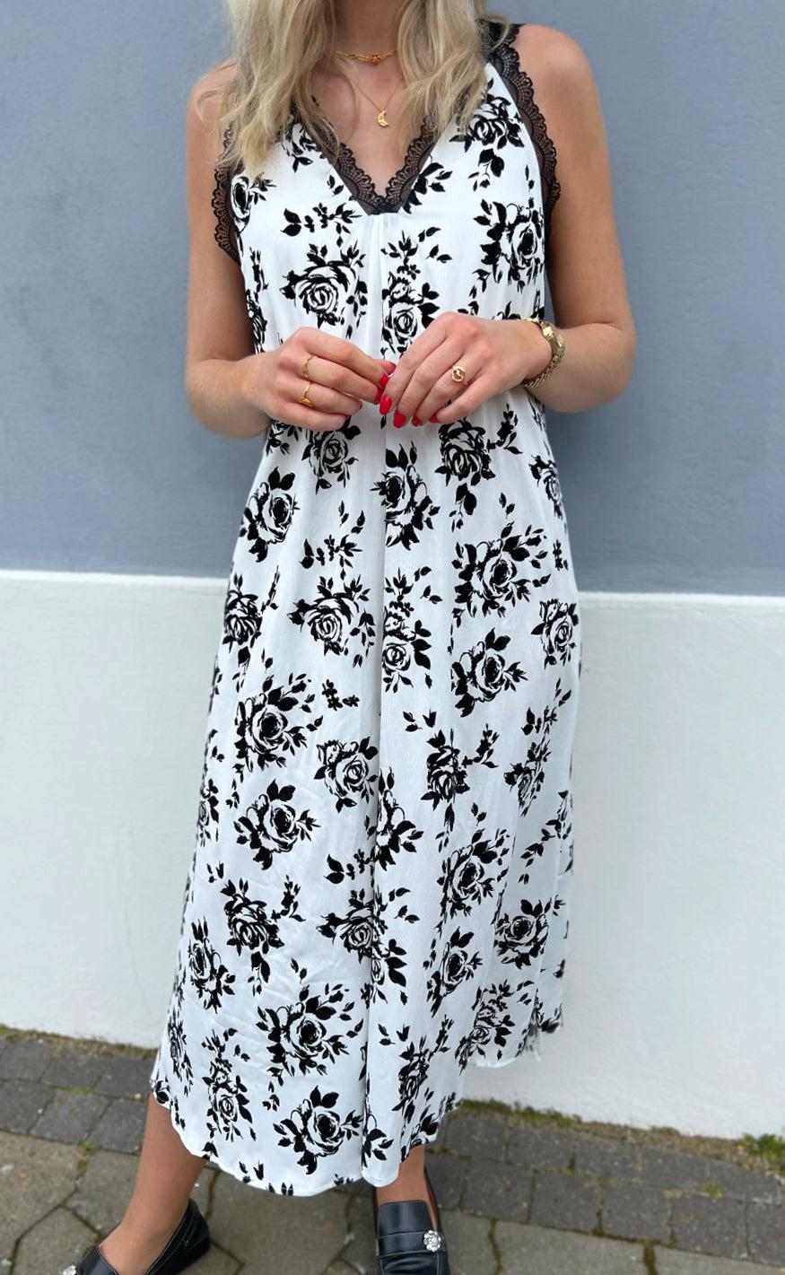 Say INA Copenhagen Kjole - Nellie - White / Black Roses Online salg