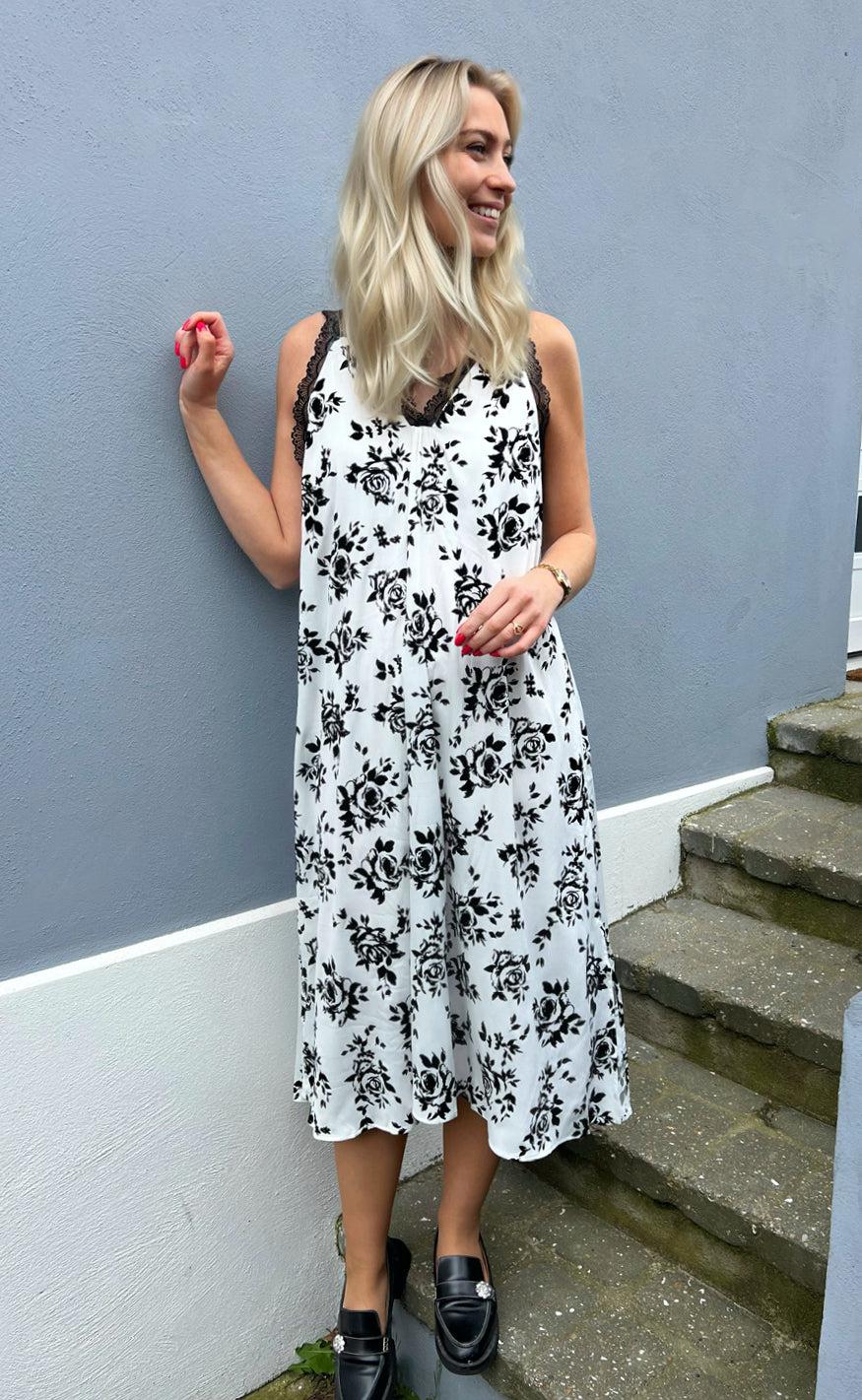 Say INA Copenhagen Kjole - Nellie - White / Black Roses Online salg