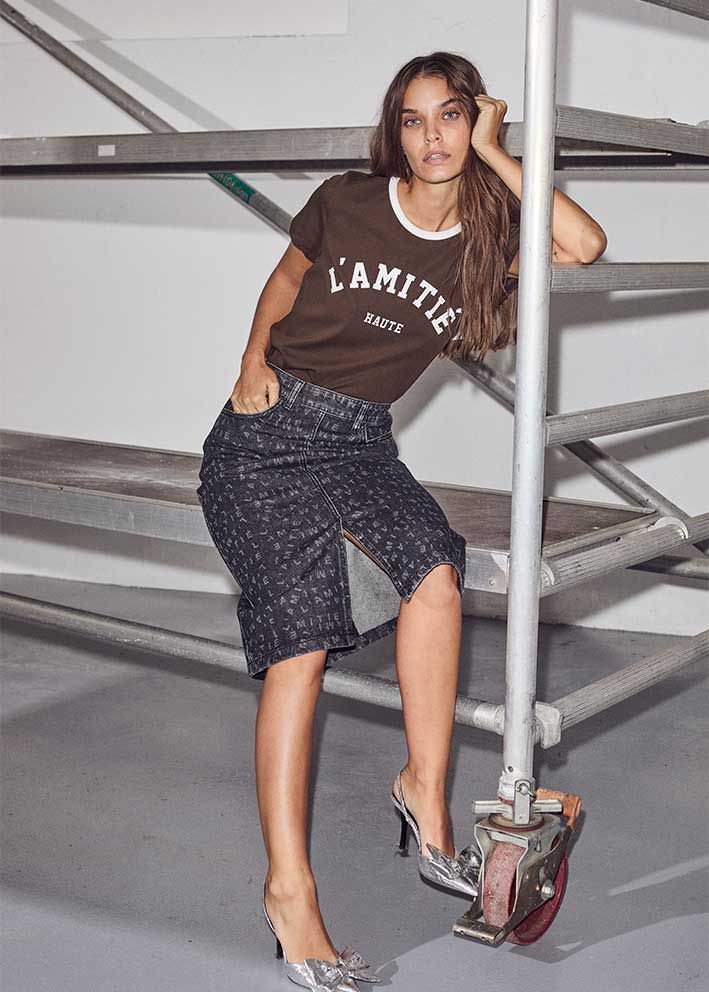 Haute L'amitié Neckline Logo T-shirt - Mocca