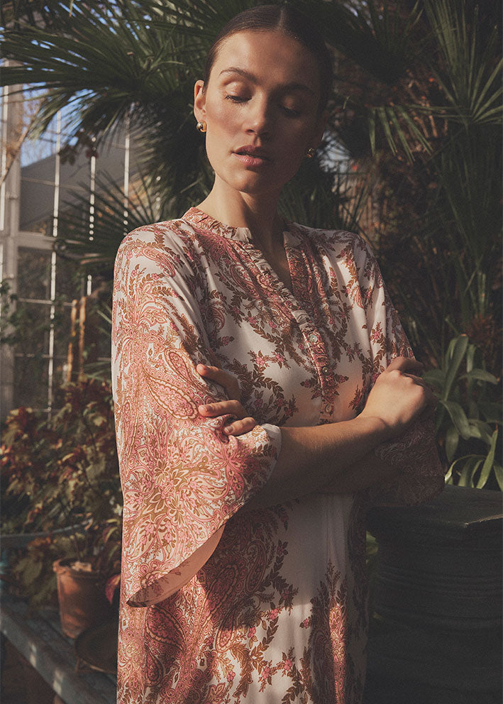 Gustav Anika Kjole 56523 Off White w coral paisley print